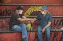 İzmir'de 65 Yaş Ve Üstü Vatandaşlar Parklarda Nefes Aldı