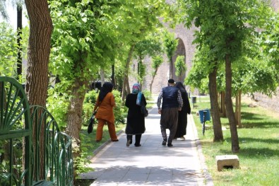 Kısıtlama Kalktı, 65 Yaş Ve Üstü Vatandaşlar Dışarı Çıktı