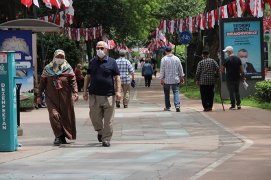 Kocaeli'de Sokağa Çıkan 65 Yaş Üstü Vatandaşlar, Sıcak Havanın Tadını Çıkartıyor