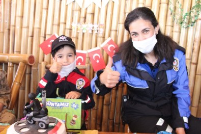 Küçük Yusuf'a Polislerden Evinde Doğum Günü Sürprizi