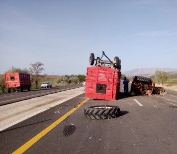 Traktörle Kamyon Çarpıştı Açıklaması 3 Yaralı