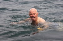 Yaşıtları Sokağa, O Denize Koştu