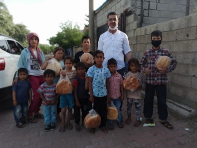 Kahta'da 3 Öğretmen Her Gün Bedava Pide Dağıtıyor