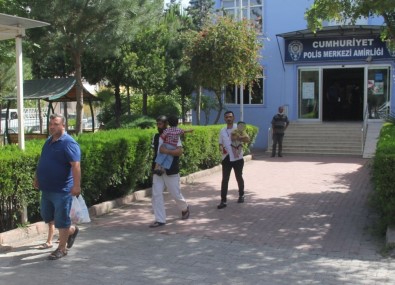 Karısının Terk Ettiği Çocuklarıyla Polisten Yardım İstedi