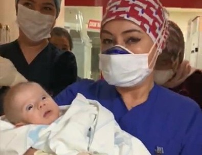 Kütahya'da Kovid-19'u yenen 5 aylık bebek taburcu edildi
