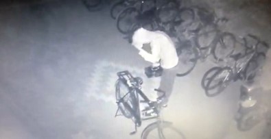 Sokağa Çıkma Kısıtlamasında Akü Hırsızlığı Kamerada