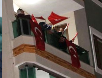 Milyonlar balkonlarında İstiklal Marşı'nı okudu!