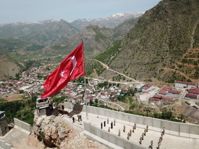 19 Mayıs'ta Kato Dağı'nda Şehit Düşen 10 Asker Anısına Dev Türk Bayrağı Dikildi