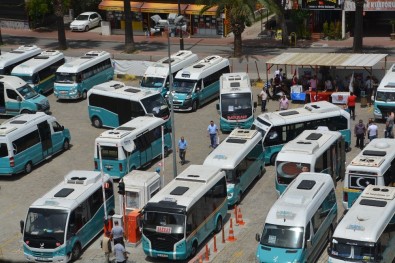 Aliağa'da Sokak Kısıtlamasında Minibüsler Dezenfekte Edildi