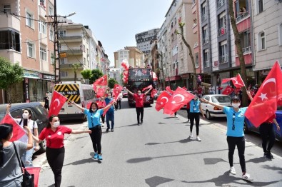 Avcılar'da 19 Mayıs Coşkusu Balkonlara Taşındı