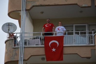 Demirci'de Vatandaşlar Ay Yıldızlı Bayraklarıyla İstiklal Marşını Okudu