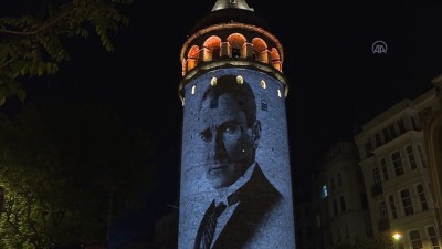 Galata Kulesi'ne Türk Bayrağı Ve Atatürk Fotoğrafları Yansıdı