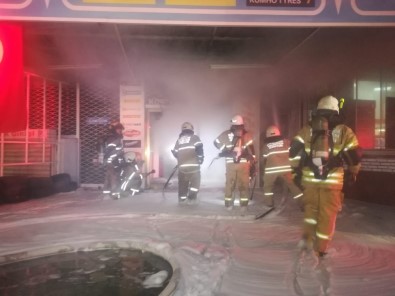 İzmir'de Korkutan Yangında 8 Katlı Bina Boşaltıldı