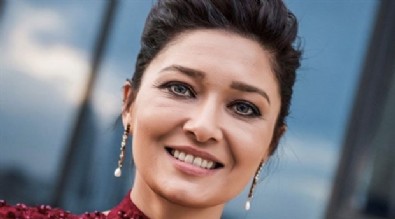 Nurgül Yeşilçay elleriyle Türk Bayrağı yaptı!