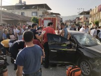 Samandağ'da Otomobil Park Halindeki İki Araca Çarptı Açıklaması 2 Yaralı