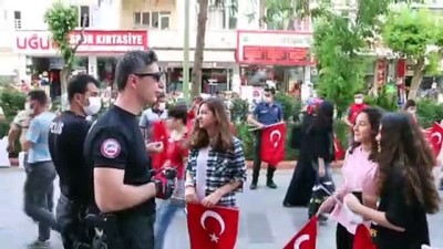 Siirt'te Vefa Sosyal Destek Grubu Vatandaşlara Türk Bayrağı Ve Maske Dağıttı