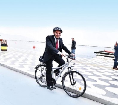 Tunç Soyer bisiklet sefasında! İzmir'in sorunlarıyla kim ilgileniyor*
