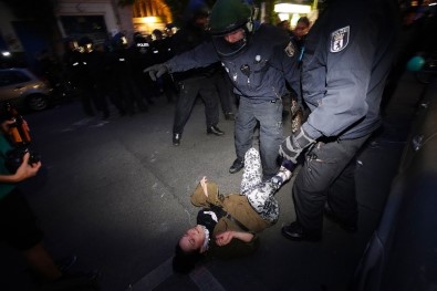 Berlin'deki İzinsiz Gösterilerde 50 Kişi Gözaltına Alındı