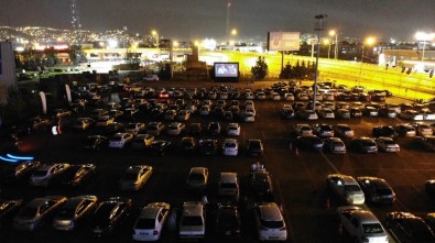 Kocaeli'de Yüzlerce Vatandaş Arabalarından Sinema Filmi İzledi