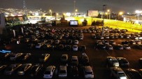 Kocaeli'de Yüzlerce Vatandaş Arabalarından Sinema Filmi İzledi