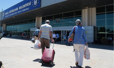 65 Yaş Üstü Terminale Akın Etti...Yolcu Kapma Kavgası Kameraya Yansıdı