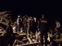 Ev Çökünce Altındaki Ahırda Bulunan 2 Büyükbaş Hayvan Telef Oldu