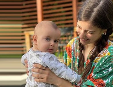 Hazal Kaya oğlu Fikret Ali ile yeni pozunu paylaştı!