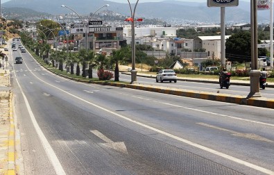 Kilometrelerce Kuyruk Oluşan Yollar Bomboş Kaldı