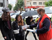 Bilecikli Gençler Yağmura Aldırış Etmeden Çarşılara Koştu