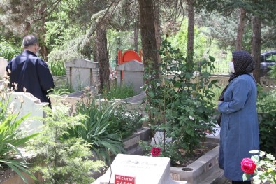 Elazığ'da Kısıtlama Ve Bayram Öncesi Vatandaşlar Mezarlıkları Ziyaret Etti