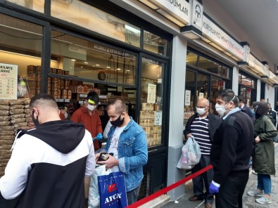 Eminönü'nde Sosyal Mesafesiz Bayram Alışverişi