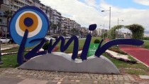 İzmir'de 15-20 Yaş Arası Gençler Sahil Ve Parkları Tercih Etti