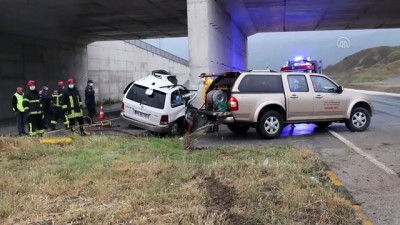 Kastamonu'da Otomobil Üst Geçidin Ayağına Çarptı Açıklaması 2 Ölü, 1 Yaralı