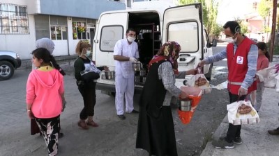 Kızılay Ağrı'da İhtiyaç Sahibi Ailelerin Bayramını Tatlandırıyor