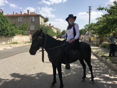 Mahallenin 'Kovboy Muhtarı' Atıyla Mahalleyi Geziyor