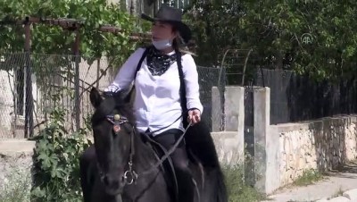 Niğde'de Kadın Muhtar Kovid-19 Sürecinde At Sırtında Hizmet Veriyor