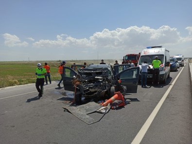 Otomobil Yol Denetim Kamyonetine Arkadan Çarptı Açıklaması 3 Yaralı