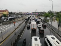 Sağanak Yağmur Trafiğe Neden Oldu