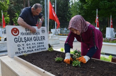 15 Temmuz Şehidi Gülşah Güler'in Annesi, Kızının Mezarını Çiçeklerle Donattı