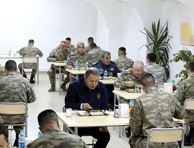 Bakan Akar son iftarı komandolarla yaptı!