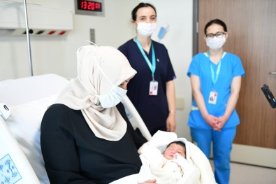 Çam Ve Sakura Şehir Hastanesi'nin İlk Bebeği 'Defne Sakura' Dünyaya Geldi