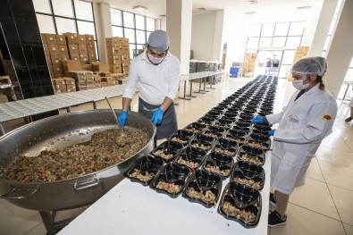 İzmir'de 430 Bin Kişilik İftar Sofrası