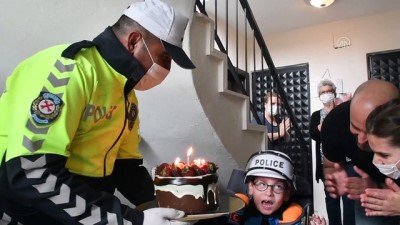 Manisa'da Engelli Çocuğa Polislerden Sürpriz Doğum Günü
