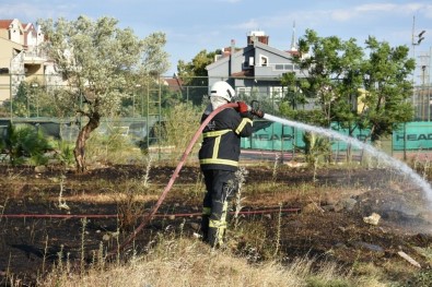 Marmaris'te Boş Arazide Çıkan Yangın Söndürüldü