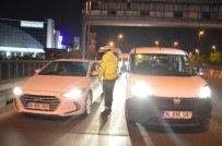 Sokağa Çıkma Kısıtlamasının İlk Gecesinde Polis Ekiplerinden E-5'Te Trafik Uygulaması