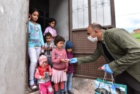 Ahlatlı Çocuklara Bu Bayram Şekerler Kaymakam Amcadan