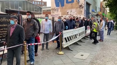 Almanya'da Kovid-19 Gölgesinde Bayram Namazı Kılındı