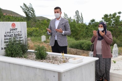 Belediye Başkanı Şehit Eşini Evinden Alarak Mezarlığa Götürdü