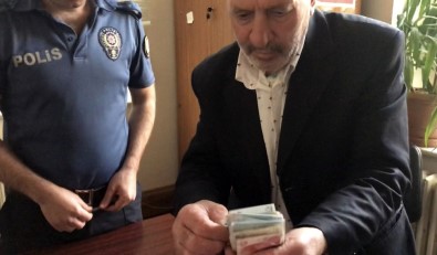 Beyoğlu'nda Kediye Mama Vermek İçin Çıkan Yaşlı Adama Gasp Şoku