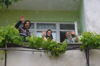 İller Arası 5 Adım Olan Mahallede Bayramı Balkondan Balkona Kutladılar Haberi
